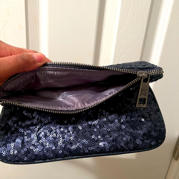 Vera Wang sequined clutch top
zipper with wristlet attachment . Never used - Picture 4 of 5
